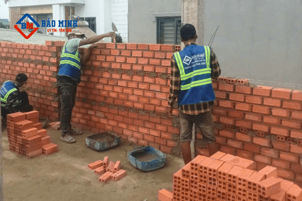 Công nhân Bảo Minh thi công xây nhà phần thô
