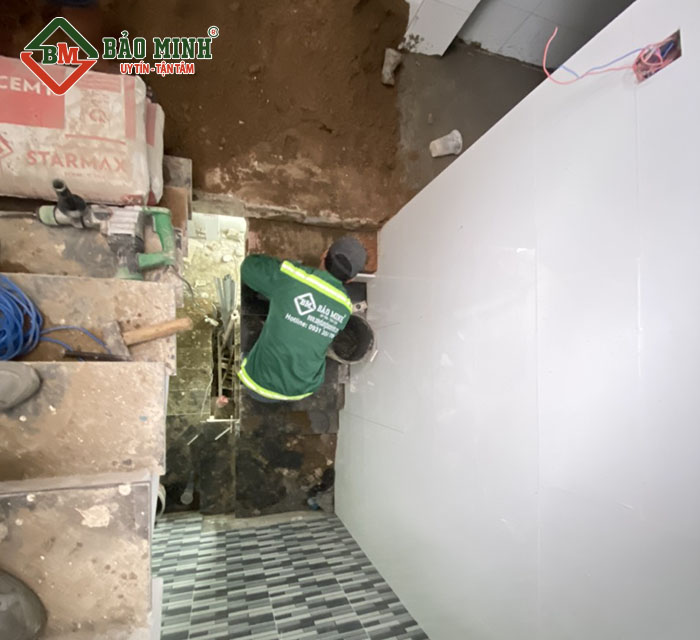 Công nhân Bảo Minh thi công sửa nhà 