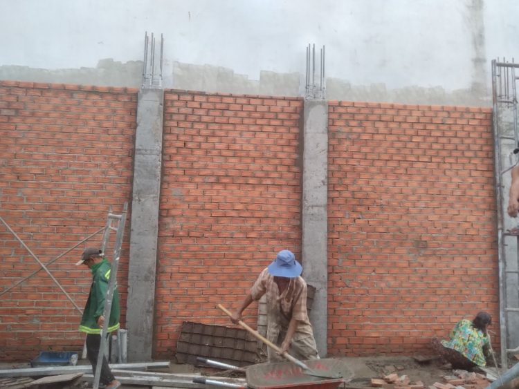 Xây tường lầu trệt của công nhân Bảo Minh