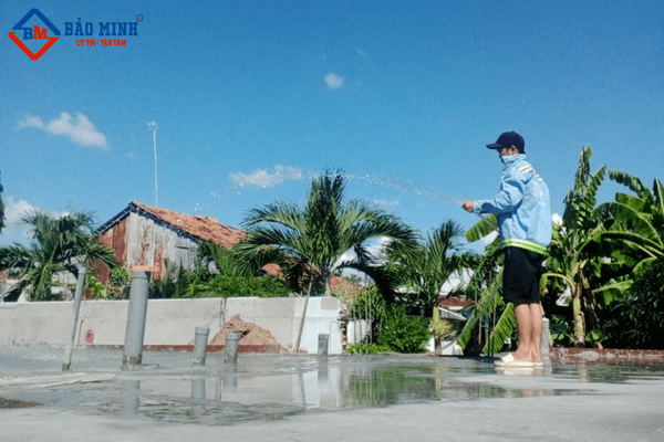 Công nhân Bảo Minh tiến hành bảo dưỡng công trình