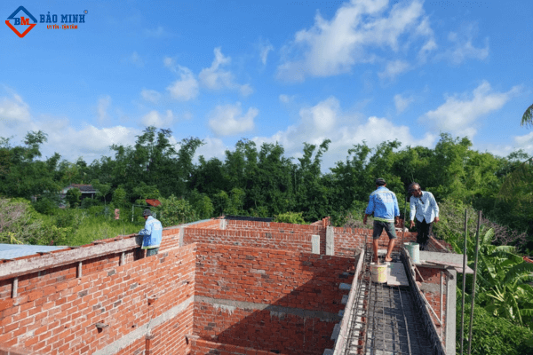 Công nhân Bảo Minh thực hiện dự án xây dựng nhà