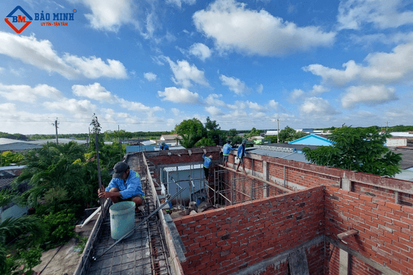 Công nhân Bảo Minh thực hiện công việc thi công xây dựng