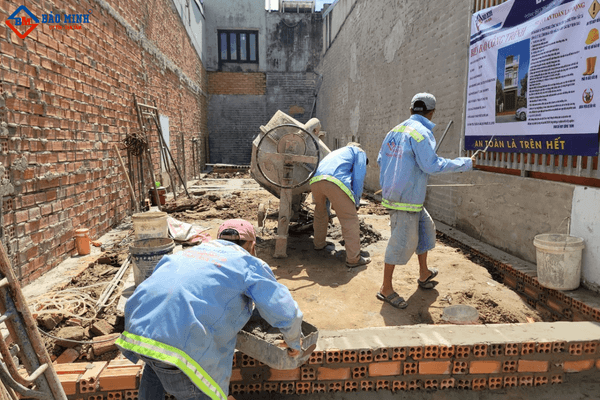 Công nhân Bảo Minh thực hiện công việc thi công xây dựng nhà