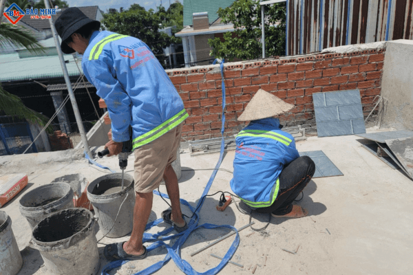 Công nhân Bảo Minh thi công xây dựng nhà