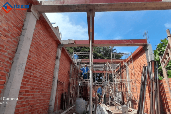 Công nhân Bảo Minh thực hiện công tác thi công ván khuôn đổ bê tông