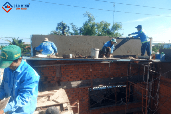 Công nhân Bảo Minh thực hiện xây tường và tô tường