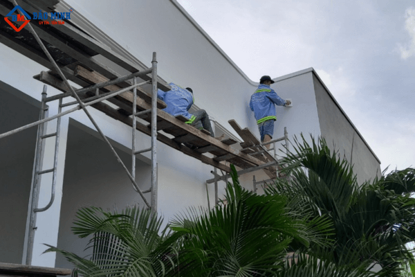 Công nhân Bảo Minh thực hiện công việc thi công sơn nước