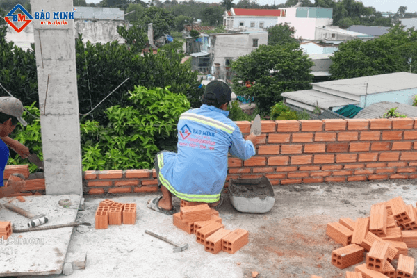 Công nhân Bảo Minh thi công xây dựng tường bao lầu 3