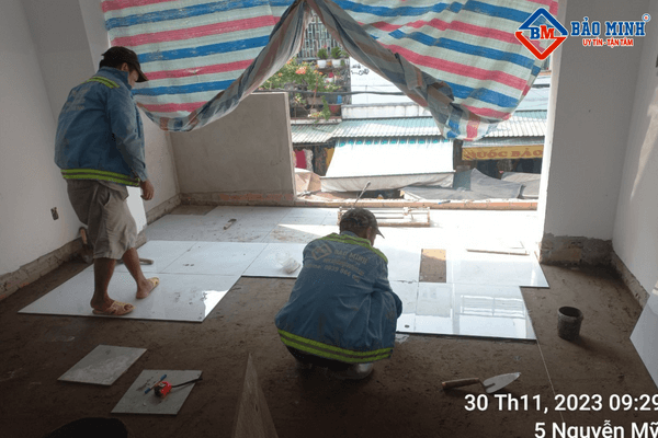 Công nhân Bảo Minh thực hiện công tác ốp lát gạch