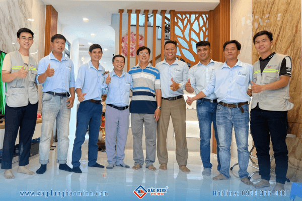 Đội ngũ kỹ sư Bảo Minh cùng anh Tân trong buổi bàn giao nhà
