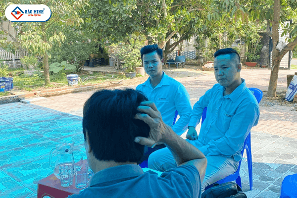 Kỹ sư Bảo Minh trò chuyện cùng anh Khang