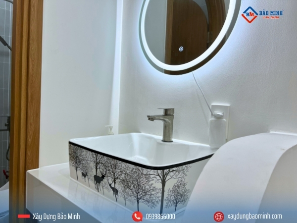 Lavabo nằm ở phía bên ngoài nhà vệ sinh