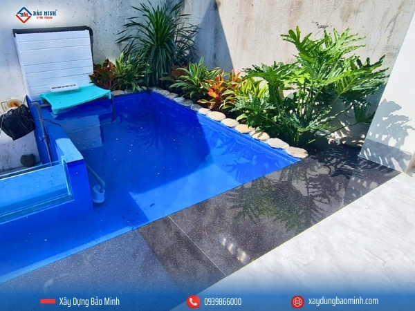 Nhà chị Nga có 1 hồ cá nhỏ ngay mặt tiền