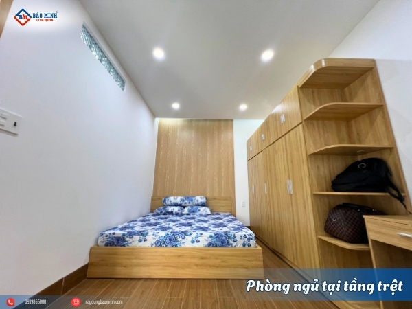 Phòng ngủ tầng trệt với nội thất gỗ công nghiệp