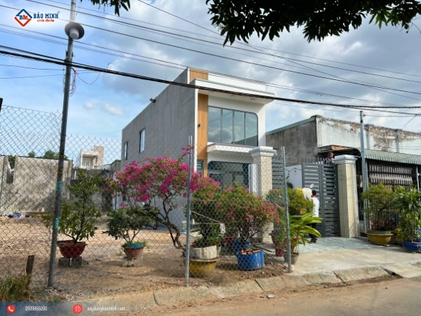 Với sân vườn rộng, nhà cấp 4 gác lửng này là mẫu nhà trong mơ của nhiều gia đình nhỏ