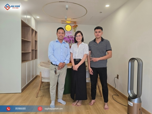 Bảo Minh và chị Hà chụp ảnh kỷ niệm