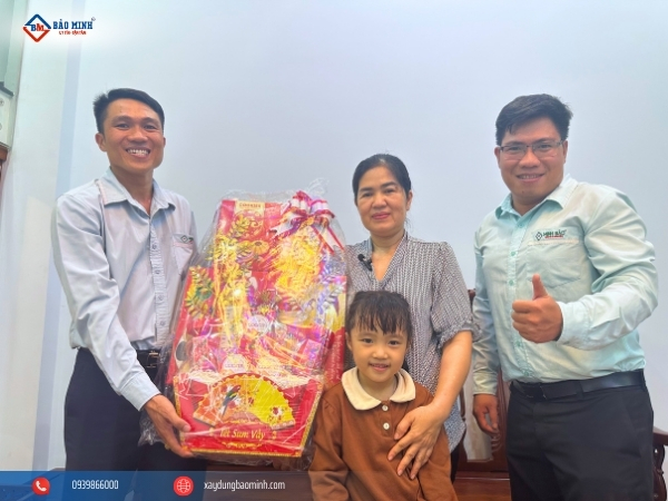 Đội ngũ Bảo Minh đến bàn giao nhà cho chị Nguyệt