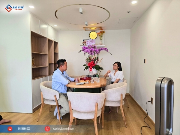 Kỹ sư Bảo Minh trò chuyện cùng chị Hà
