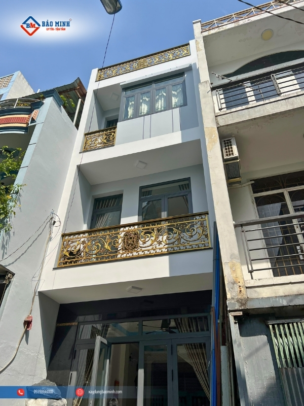 Mặt tiền hiện đại với kính cường lực và lan can mỹ thuật