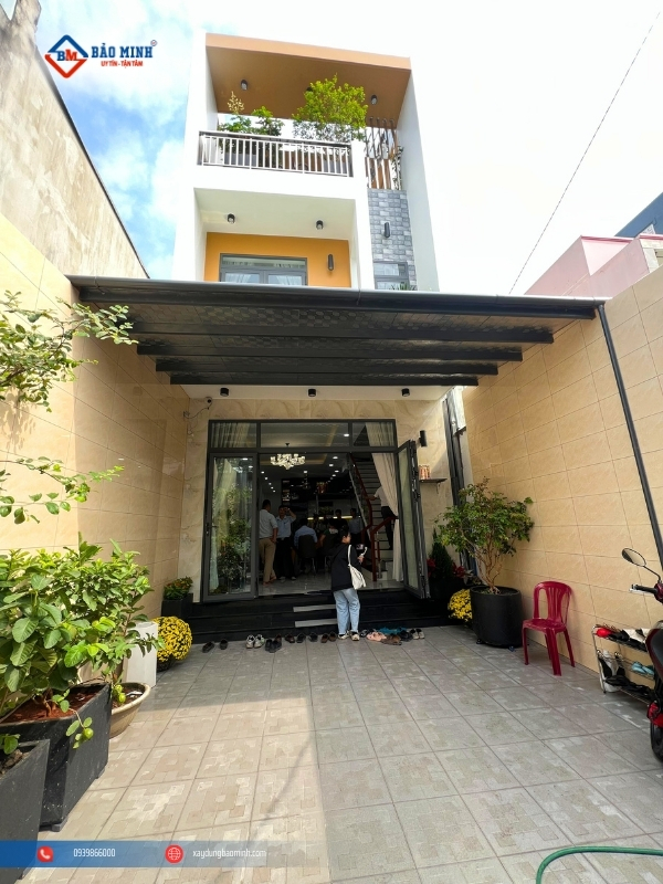 Mặt tiền hiện đại, nổi bật với máu cam trắng - Công trình xây nhà 3 tầng Bình Dương