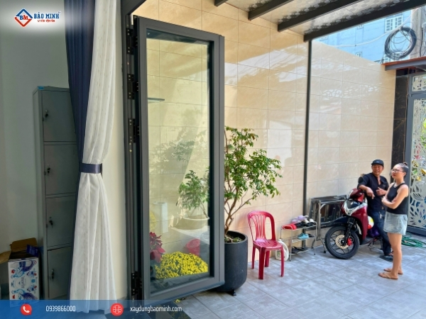 Nhà chị Loan có khu vực sân trước rộng rãi