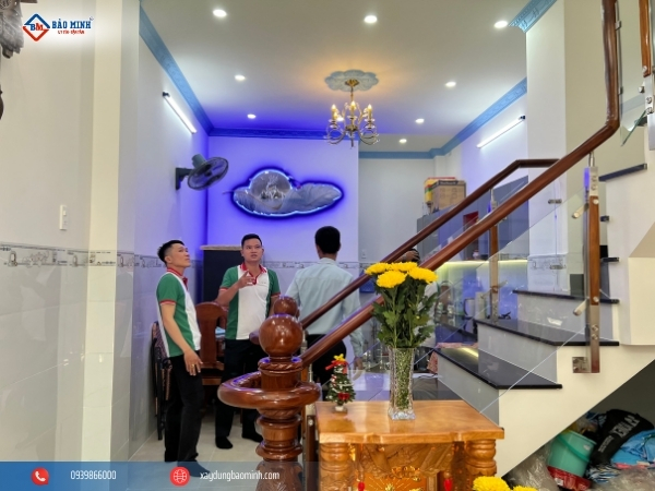 Phòng khách và phòng bếp cách nhau bởi cầu thang