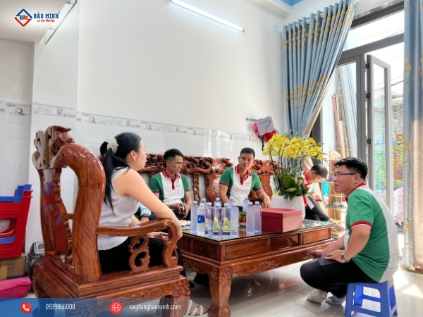Trò chuyện cùng gia chủ trong buổi bàn giao nhà