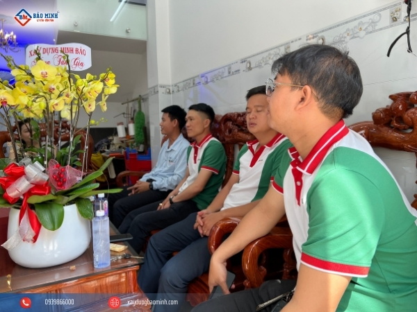 Trò chuyện cùng gia đình trong buổi bàn giao 