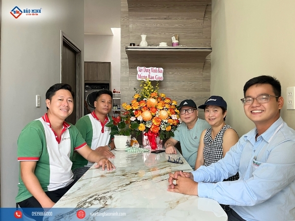 Bảo Minh chụp hình kỳ niệm cùng gia đình