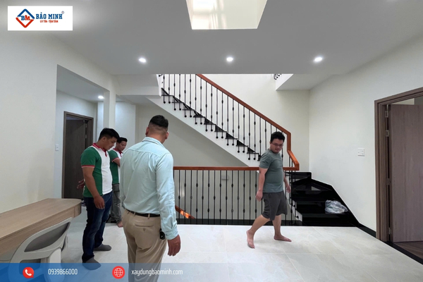 Cầu thang là điểm nhấn thẩm mỹ của mẫu nhà đẹp hiện đại này