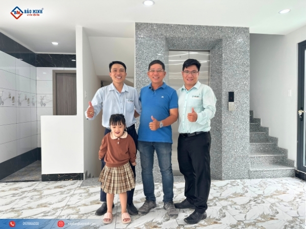 Đội ngũ Bảo Minh chụp hình kỷ niệm cùng anh Lập