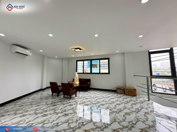 Tầng lửng được để trống để phù hợp với công việc kinh doanh sau này