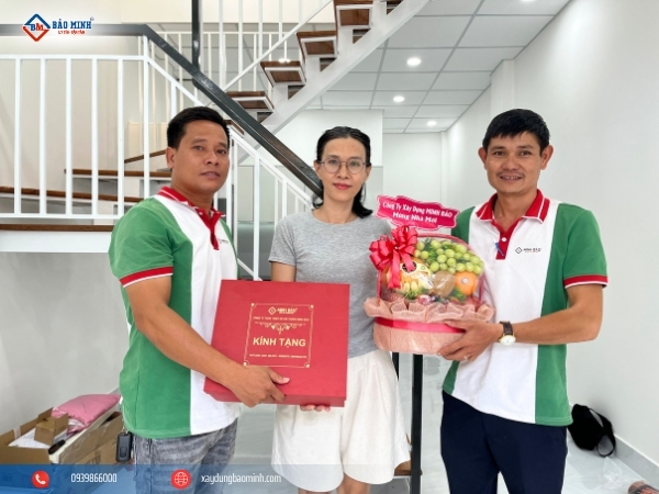 Đội ngũ kỹ sư Bảo Minh chụp hình kỷ niệm cùng gia chủ