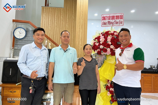 Kỹ sư Bảo Minh cùng anh Đạt chụp hình kỷ niệm