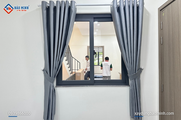 Cửa sổ từ phòng ngủ nhìn ra phòng sinh hoạt chung