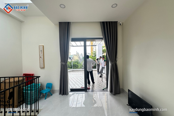 Hướng nhìn từ phòng thờ ra sân thượng