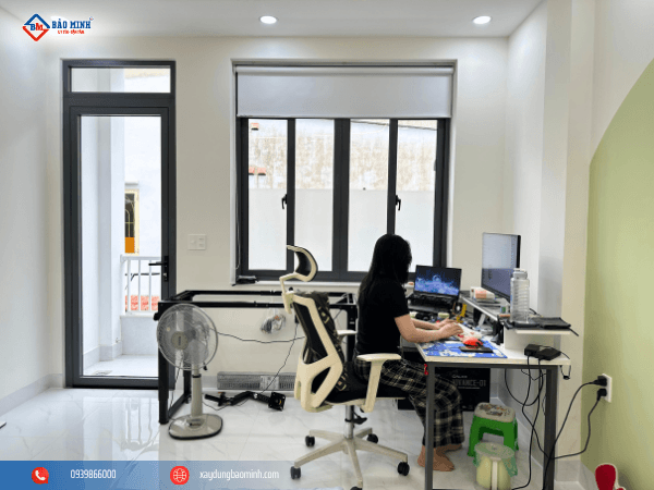 Phòng ngủ có ban công thoáng mát